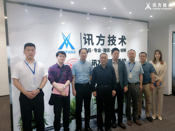 武汉职业技术学院校党委副书记何让波一行莅临尊凯人生就是博技术武汉基地
